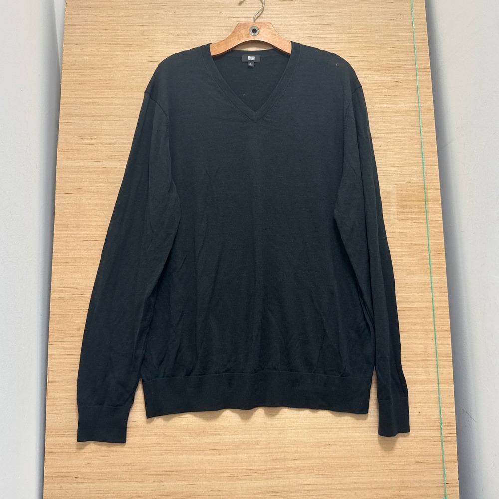 Uniqlo Mens XL V-Neck Sweater Black Long Sleeve‎ Lightweight Knit Pullover